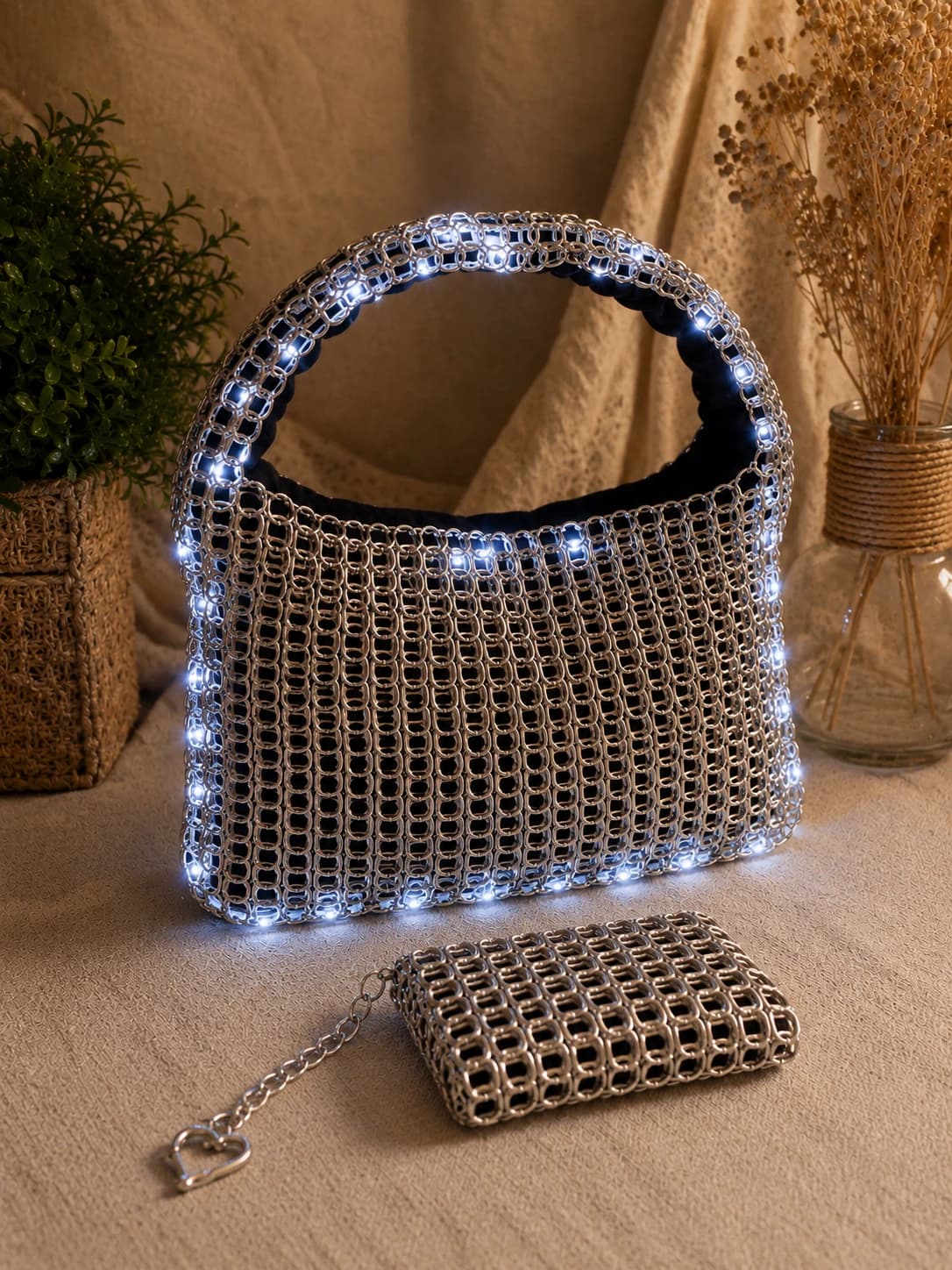Bolso negro con luces LED activables y monedero a juego, malla de chapas de metal con forro de crochet.
