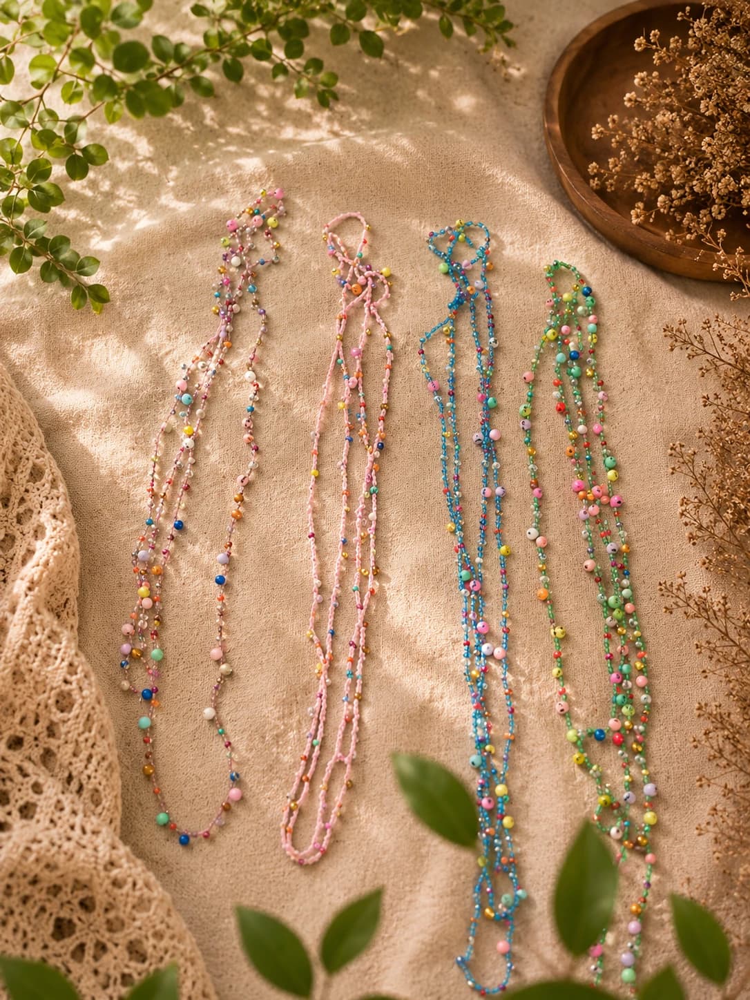 Collares de cuentas artesanales con abalorios de colores, cierre ajustable y diseño único.