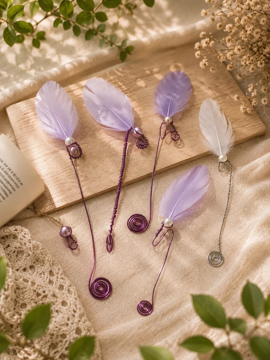 Marcapáginas artesanal con perla semipreciosa y pluma natural, alambre modelado a mano.